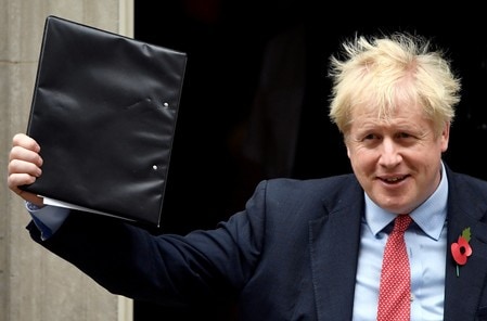 　１０月３１日、１２月１２日に決まった英総選挙で、ジョンソン首相は自らの選挙区で野党候補との接戦を強いられる可能性がある。写真は１０月２９日、ダウニング街で撮影（２０１９年　ロイター/Toby Melville）
