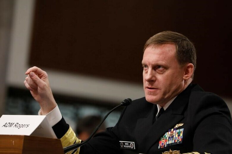 ５月９日、フランス大統領選で、ロシア政府と関係があるとみられるハッカー集団が中道系独立候補のマクロン氏の形勢を悪くするため同氏の陣営を攻撃し、電子メールやその他のデータを流出させたことが、米情報当局者２人の話で明らかになった。写真は上院軍事委員会の公聴会で証言する国家安全保障局（ＮＳＡ）のロジャーズ局長（２０１７年　ロイター／Aaron Bernstein）