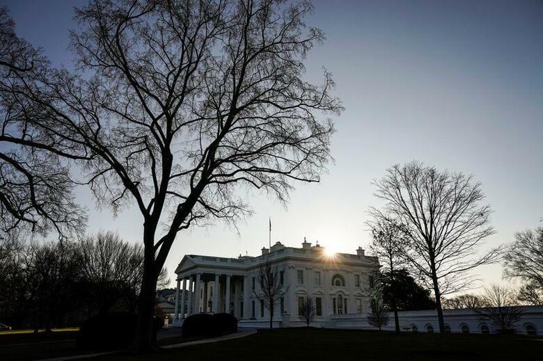 米連邦議会議事堂にトランプ大統領の支持者が乱入する事態が発生してから一夜明けた7日、議会では民主・共和両党からトランプ大統領の罷免を求める声が上がった。ホワイトハウスで7日撮影（2021年　ロイター/JOSHUA ROBERTS）