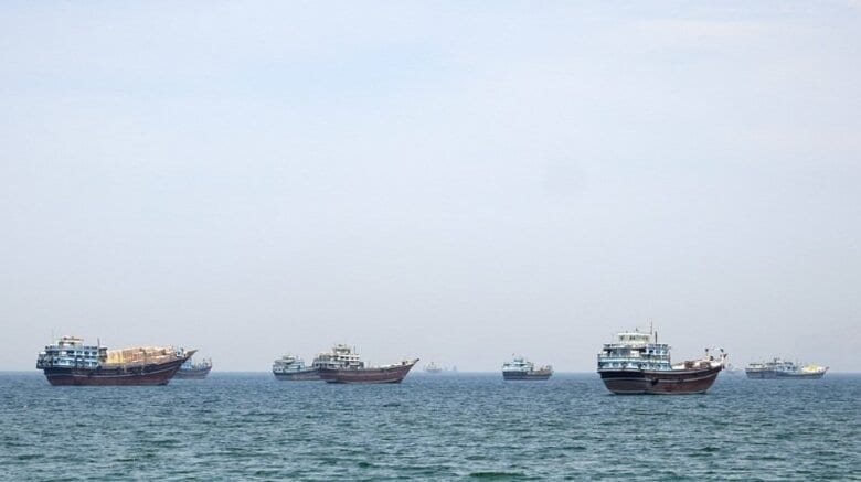 4月29日、ホルムズ海峡に面したオマーンのムサンダム沖を行き交う船舶。REUTERS
