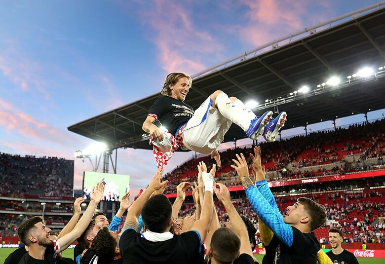 【CROATIA】 クロアチア代表として200試合出場を達成し、チームメイトから胴上げで祝福される40歳のルカ・モドリッチ。男子では史上4人目の快挙だ（6月23日）　Ezra ShawーFIFA／Getty Images