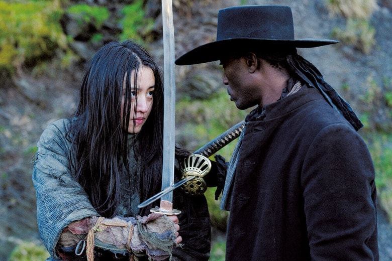 盗賊団のメンバー（デニス・オクウェラ）と対峙するトルネード（Kōki,、左）　EVERETT COLLECTION/AFLO