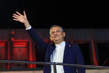 　９月２日、トルコ最大都市イスタンブールの裁判所は最有力野党の共和人民党（ＣＨＰ）のイスタンブール県委員長を務めるオズギュル・チェリク氏の辞任を命令し、別のＣＨＰ幹部のギュルセル・テキン氏を暫定委員長に指名した。写真はＣＨＰのオズギュル・オゼル党首。イスタンブールで８月撮影（２０２５年　ロイター/Murad Sezer）