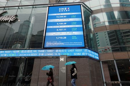 香港取引所（ＨＫＥＸ）のニコラス・アグジン最高経営責任者（ＣＥＯ）は２５日、香港株式市場は地政学的要因や米中間の緊張の影響を受けているとの見方を示した。香港で開かれたアジア金融フォーラムでの発言。写真は１月２３日、香港で撮影（２０２４年　ロイター/Joyce Zhou）