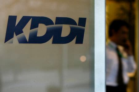 KDDIのロゴ。都内で2008年11月撮影。   REUTERS