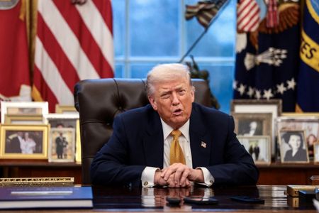 写真はロイターのインタビューに応じるトランプ米大統領。ホワイトハウスで１月１４日撮影。 REUTERS/Evelyn Hockstein