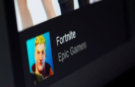 　米エピックゲームズは、開発する人気ゲーム「フォートナイト」の不振を受け、従業員を１０００人超削減する計画だ。基本ソフトウエア（ＯＳ）「アンドロイド」にインストールされたフォートナイトのイラストレーション写真(２０２６年　ロイター/Dado Ruvic/Illustration)