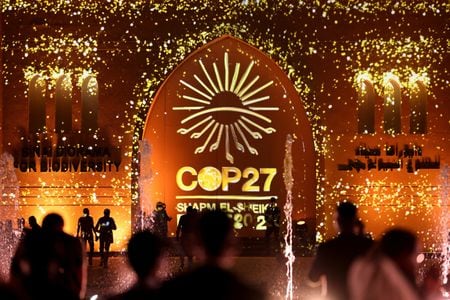 　１１月１１日、パキスタンのレーマン気候変動相は、エジプトで開催中の国連気候変動枠組み条約第２７回締約国会議（ＣＯＰ２７）でロイターとのインタビューに応じ、今年の洪水被害からの復興に緊急に資金が必要だと訴えた。写真はエジプトのシャルムエルシェイクで１０日撮影（２０２２年　ロイター／Mohamed Abd El Ghany ）