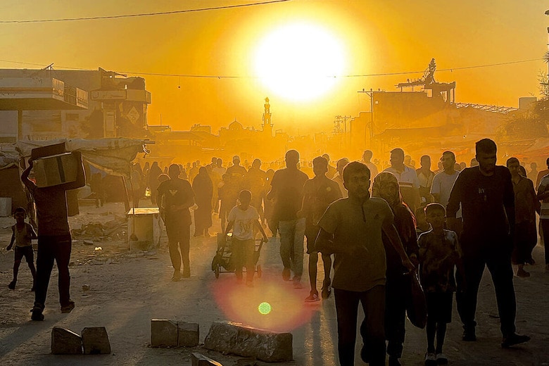 援助物資を受け取るために、「死の道」と呼ばれるルートを歩くパレスチナ人避難民（6月28日）　DOAA ALBAZｰANADOLU/GETTY IMAGES