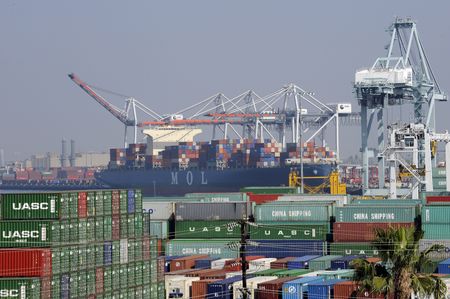 米商務省が８日発表した６月の貿易統計によると、貿易赤字が６５５億ドルと４．１％縮小した。輸入が約１年半ぶりの低水準に落ち込んだことが背景にあり、連邦準備理事会（ＦＲＢ）のインフレ対応に向けた積極的な利上げを受け、企業投資と全般的な内需が減速している可能性が示唆された。（２０２３年　ロイター／Bob Riha, Jr.）