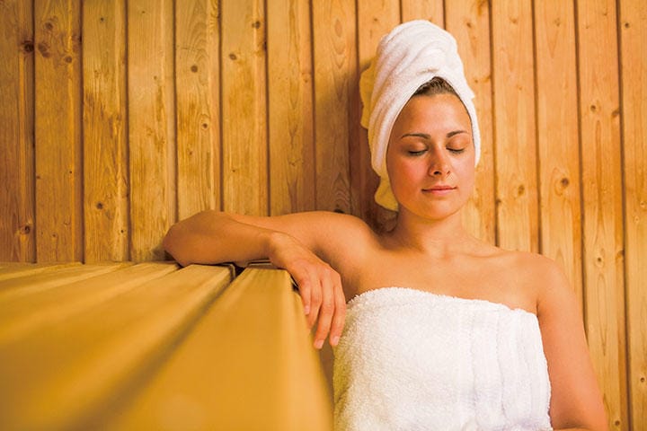 サウナ好きの女性や高齢者も心臓病などによる死亡率が低いという　WaveBreakMedia/iStock.