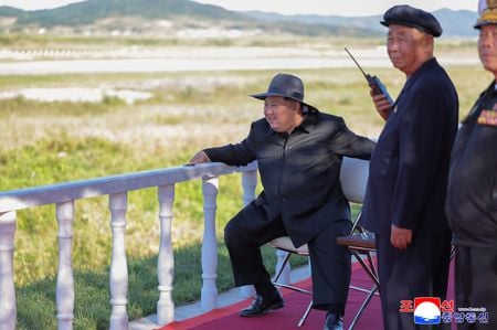 　９月１８日、北朝鮮の金正恩朝鮮労働党総書記（写真）は、無人機（ドローン）試験を視察し、ＡＩ（人工知能）によってその能力を強化するよう命じた。同日撮影。KCNA提供（２０２５年　ロイター）