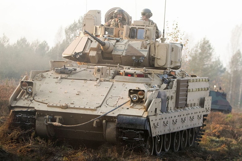 M2ブラッドレー歩兵戦闘車を操縦する米兵（2016年9月、リトアニア・パブラデ）　Shutterstock
