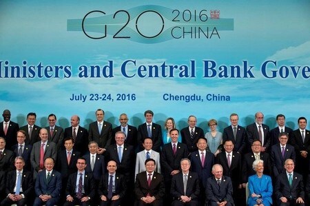 　７月２４日、中国・成都で開かれていた２０カ国・地域（Ｇ２０）財務相・中央銀行総裁会議は２日間にわたる協議を終え、共同声明を採択して閉幕した。写真は記念撮影に望むＧ２０会議の出席者ら。代表撮影（２０１６年/Ng Han Guan）