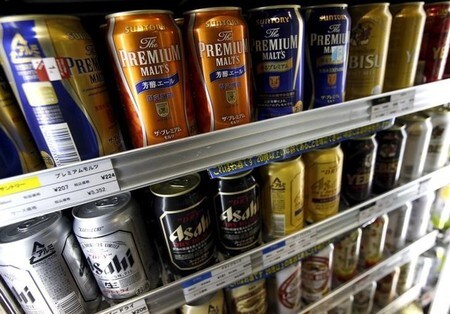 　１２月８日、ビール・発泡酒・新ジャンルの税額を統一する酒税改正の道筋がようやく示された。写真は各社の商品、都内で昨年１０月撮影（２０１６年　ロイター/Issei Kato）