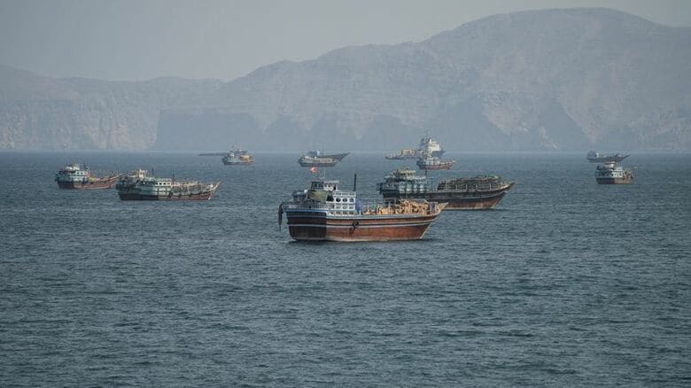 ホルムズ海峡を航行する船舶。オマーン・ムサンダムから２日撮影。REUTERS/Stringer