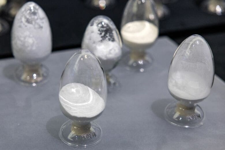 中国・北京の博物館で開催された展覧会に展示されたレアアースのサンプル。３月撮影。REUTERS/Maxim Shemetov
