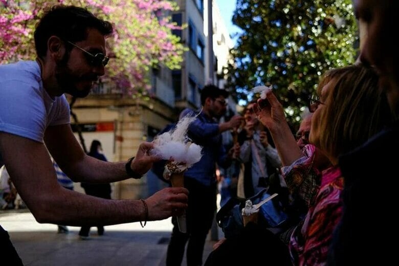 スペインのジローナで綿菓子を食べる、イタリア人観光客。4月6日撮影。REUTERS/Nacho Doce