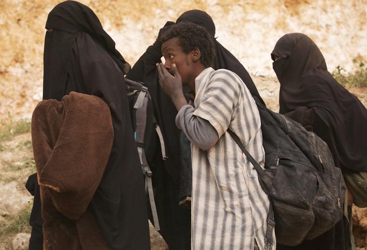 クルド人勢力に降伏するISの戦闘員と女たち（3月14日、シリアのバグズ）　Issam Abdallah-REUTERS