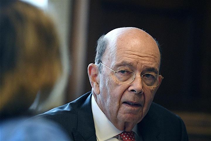 ロス米商務長官（写真）は、１カ月超に及ぶ政府機関一時閉鎖の影響を受けている職員は、生活費支払いのためにローンを利用すべきとの認識を示し、職員がやりくりに困っている理由が理解できないとした。写真はワシントンで昨年１０月撮影（２０１９年　ロイター／Mary F. Calvert）