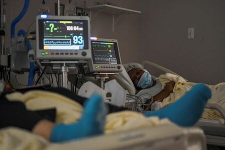 米国で２９日、新型コロナウイルス感染症による死者が１５万人を突破したことが、ロイターの集計で分かった。テキサス州ヒューストンの病院で２５日撮影（２０２０年　ロイター/CALLAGHAN O\'HARE）