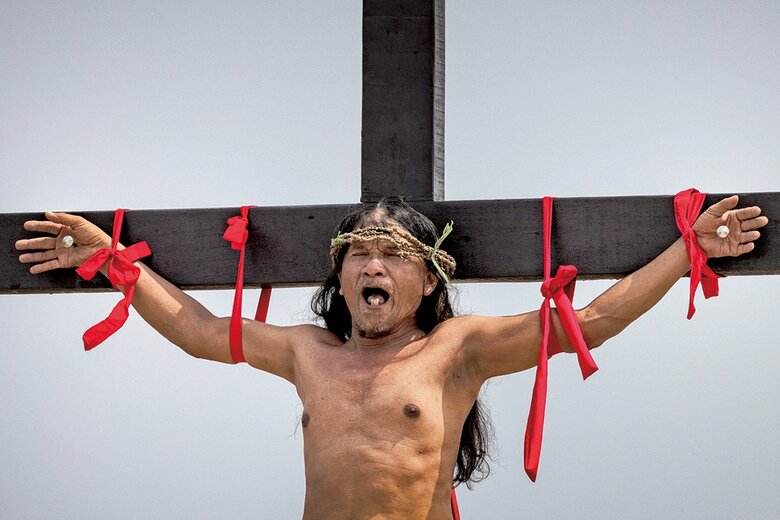 イエス役は手と足にくぎを打って磔にされる（23年）　EZRA ACAYAN/GETTY IMAGES