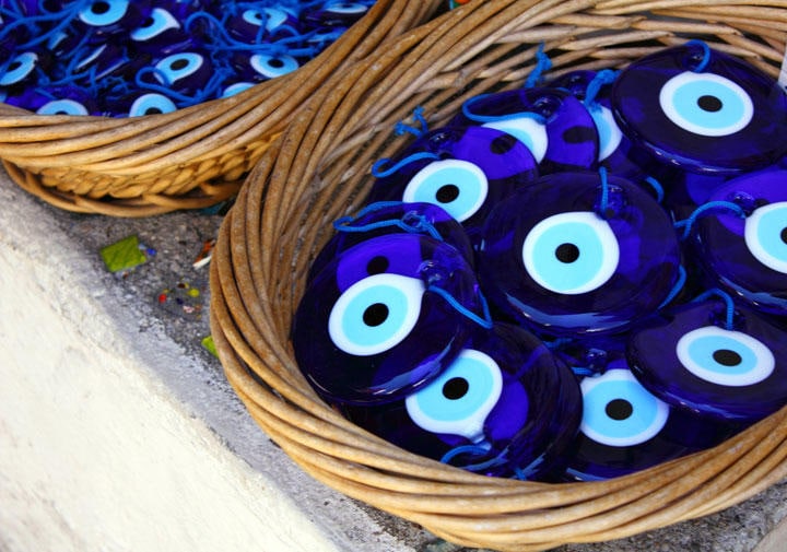 トルコのお土産品と言えば、邪視除けのお守り「ナザル・ボンジュウ（ナザール・ボンジュウ）」　lionvision-iStock.