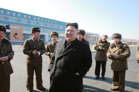 　２月２７日、日本、米国、韓国は、北朝鮮の核問題を巡る６カ国協議の首席代表会合をワシントンで開き、同国の核・ミサイル開発の資金源をさらに制限する措置について話し合った。写真中央は北朝鮮の金正恩朝鮮労働党委員長。２１日北朝鮮三泉郡で撮影。ＫＣＮＡ提供写真（２０１７年　ロイター）