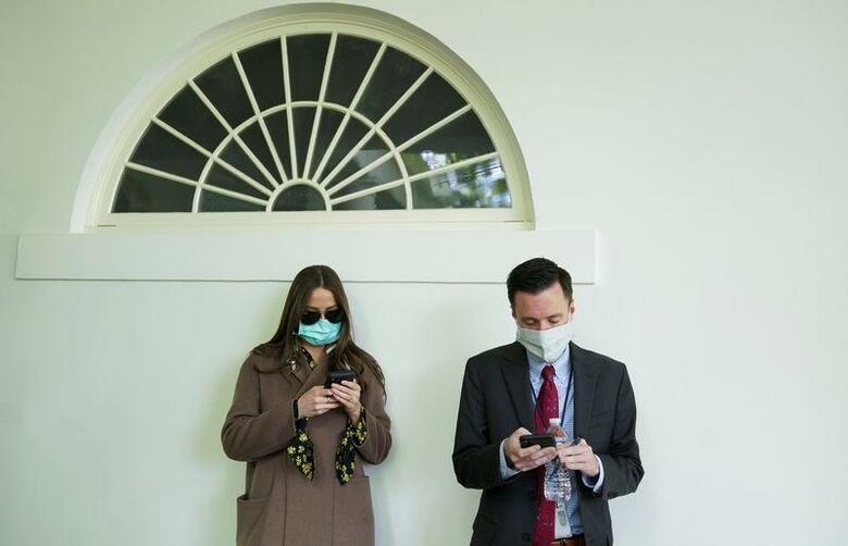米ホワイトハウスが大統領執務室などがあるウエストウイング（西棟）で勤務するスタッフに対し、自身の席に付いている時以外は常時マスクを着用するよう命じたと、政府高官が11日明らかにした（2020年　ロイター/KEVIN LAMARQUE）