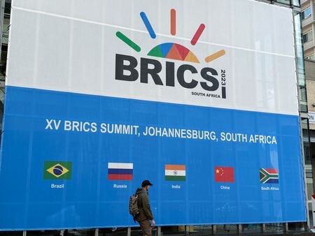 　インドのクワトラ外務次官は２１日、新興５カ国（ＢＲＩＣＳ）が加盟国を拡大する可能性について、インドは「前向きな意向とオープンな気持ち」を持っていると述べた。ＢＲＩＣＳ首脳会議が開かれる南アフリカ・ヨハネスブルクの会場前で１９日撮影(２０２３年　ロイター/James Oatway)