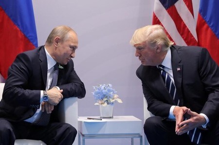 　７月１０日、ドイツで開催された２０カ国・地域（Ｇ２０）首脳会議でロシアのシェルパ（首脳の補佐役）を務めたスベトラーナ・ルカシュ氏は、米ロ首脳会談（写真）でプーチン大統領が提案した二国共同のサイバーセキュリティー組織が直ちに実現するとは思わないと述べた。７日撮影（２０１７年　ロイター/Carlos Barria）