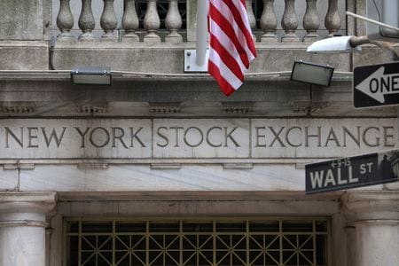 米国株式市場は下落して取引を終えた。１１月１１日、ニューヨークで撮影（２０２２年　ロイター/Andrew Kelly）