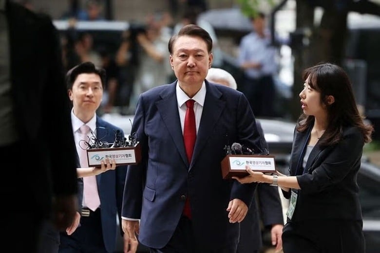 ７月１０日、韓国の尹錫悦前大統領（写真）による昨年１２月の「非常戒厳」宣言を独立した立場で捜査している特別検察官は、特殊公務執行妨害などの疑いで尹氏を逮捕した。写真は９日、ソウルで代表撮影（２０２５年　ロイター）