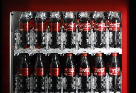 米飲料大手コカ・コーラは２３日、通期売上高と利益見通しを引き上げた。１６日撮影（２０２４年　ロイター/Benoit Tessier）