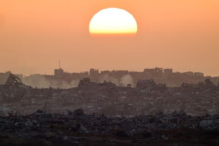 　５月１９日、イスラエル当局は１年以上前から、アイエド・アユブさん（５７）が家族とともにパレスチナ自治区ガザを脱出し、学術研究のためフランスに向かうのを阻止してきた。写真は１０日、ガザ北部に沈む夕日。イスラエル側から撮影（２０２５年　ロイター/Amir Cohen）