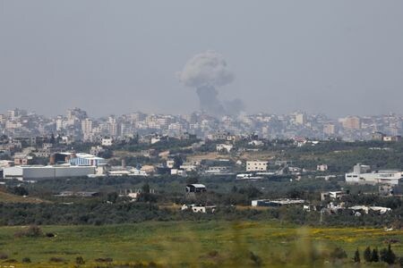 　パレスチナ自治区ガザ地区の各地で３月３１日、イスラエル軍による攻撃があり、保健省によると２４時間で７７人のパレスチナ人が死亡した。写真は、煙の上がるガザ。２７日撮影（２０２４年　ロイター/Ronen Zvulun）