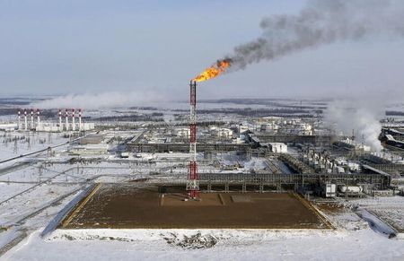 ロシアの産油量が１１日に日量１０００万バレルを下回り、２０２０年７月以来の低水準になったことが１２日、複数の関係筋の話で分かった。２０１５年３月撮影（２０２２年　ロイター/Sergei Karpukhin）