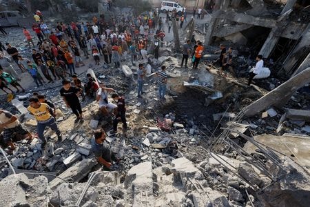 パレスチナ自治区ガザの保健当局は１７日、ガザ市内の病院がイスラエル軍の空爆を受け、パレスチナ人約５００人が死亡したと発表した。病院は患者のほか、避難民で混みあっていた。ガザで撮影（２０２３年　ロイター/Mohammed Salem）