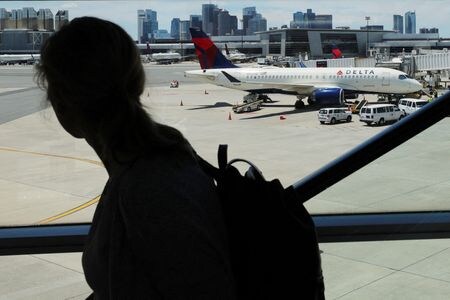 　米主要旅客航空会社が、男女どちらでもないと自認する人が「Ｘジェンダー」表示の航空券を買えるよう２０２４年末までにコンピューターシステムを更新することで合意した。各社を代表する団体が７月１日確認した。ボストンのローガン空港で６月撮影（２０２２年　ロイター／Brian Snyder）