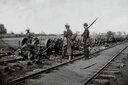 南北戦争中の1862年、破壊された鉄道車両と兵士たち（バージニア州）　BUYENLARGE-ZUMA-REUTERS