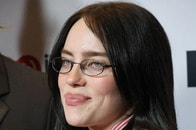 「何度でも見ちゃう...」ビリー・アイリッシュ、自身も認める「大きな胸」解放にファン歓喜　哺乳瓶で際どいショットも