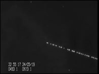 列車のように移動する低軌道小型通信衛星「スターリンク」56基が撮影される