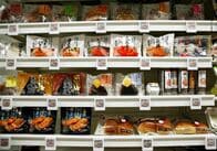 アングル：コンビニ変調、インフレで利便性より価格　客数減止まらず