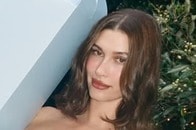 【動画】それで街を歩いて大丈夫？ 米モデル、「目のやり場に困る」ネイキッド・ドレスで颯爽と登場