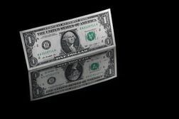 午後3時のドルは157円後半、介入警戒が継続　200日線手前で足踏み