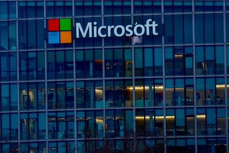 　７月３０日、米マイクロソフトは、第１・四半期（７─９月）のクラウドサービス「アジュール」の増収率が為替変動の影響を除いたベースで２８─２９％になるとの見通しを示した。写真は同社のロゴ。パリ近郊で２月撮影（２０２４年　ロイター/Gonzalo Fuentes）