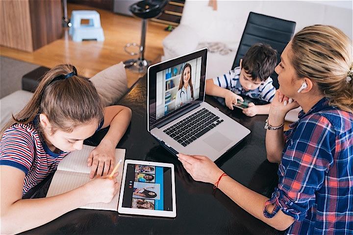 ホームスクーリングに昼食の用意とステイホームは女性への負担が増えることが明らかに。valentinrussanov - iStockphoto