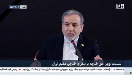 写真はイランのアラグチ外相。テヘランで１２日撮影の提供写真。IRIB/Handout via REUTERS