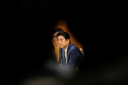 　６月５日、政府は経済財政諮問会議で、財政目標の先送りを盛り込んだ財政運営指針「骨太方針」の原案を提示した。先月撮影（２０１８年　ロイター／Kim Kyung-Hoon/Pool）