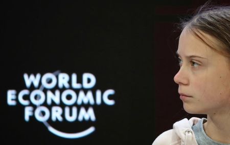 スウェーデンの環境活動家グレタ・トゥンベリさんは２１日、スイスのダボスで開催されている世界経済フォーラム（ＷＥＦ）年次総会（ダボス会議）で、トランプ米大統領が参加を表明した１兆本の植林活動を念頭に、植林だけでは気候変動の解決に不十分だと述べた（２０２０年　ロイター/Denis Balibouse）